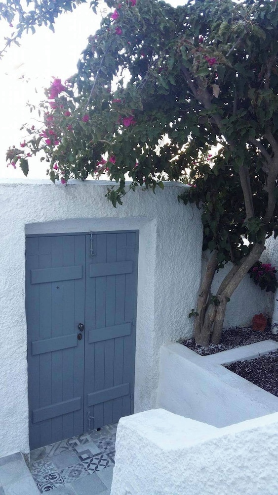 Charming 1705 Castle House in Pirgos Kallistis, Greece