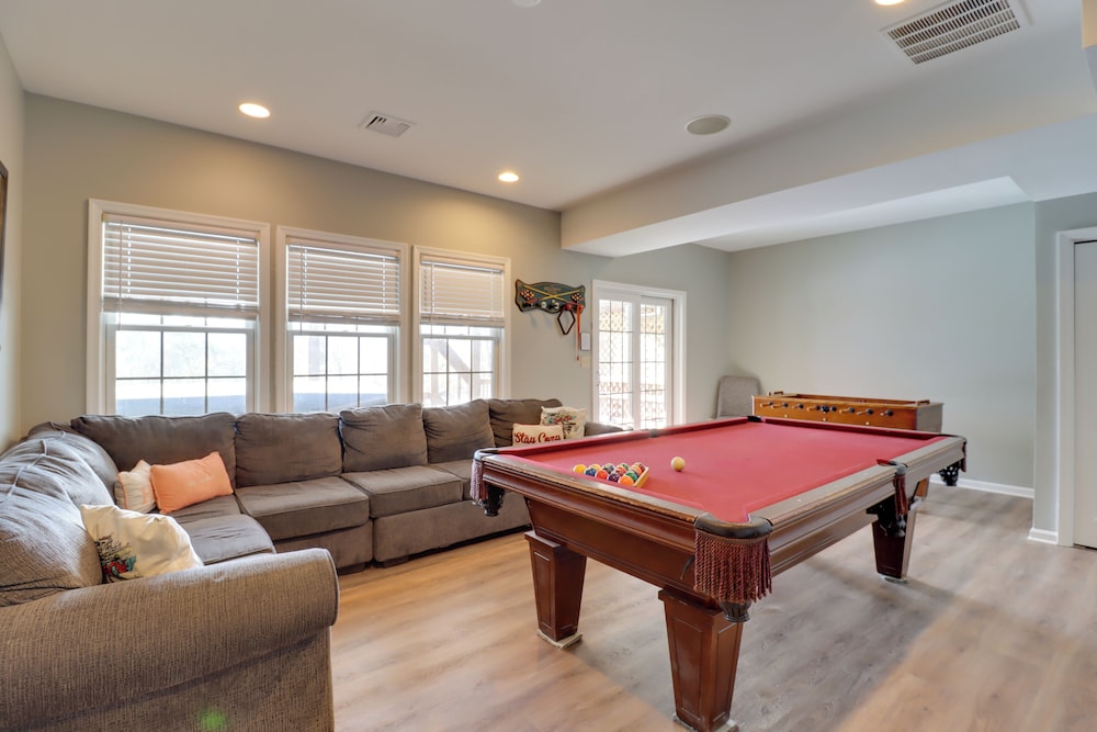 Hot Tub & Community Perks: Big Boulder Lake Escape