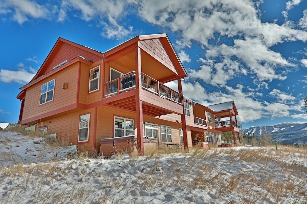 Rendezvous Discovery 3 Br 3 Bedroom Home by RedAwning
