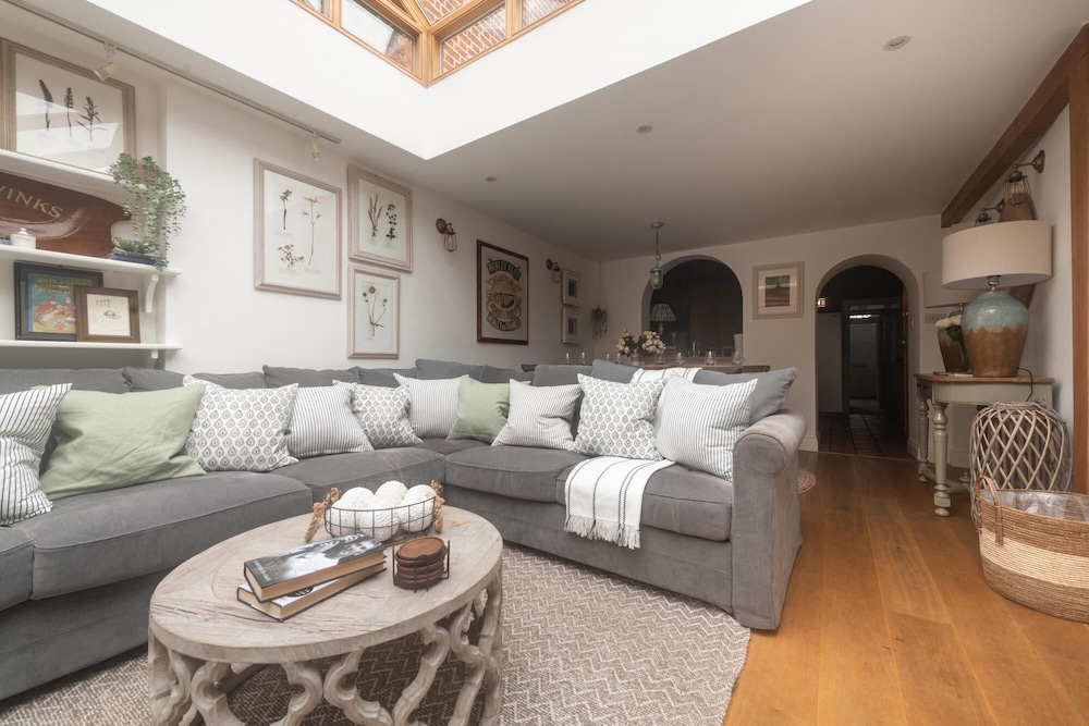 Dolls House - Luxury Townhouse - From 400 Per Night view 2