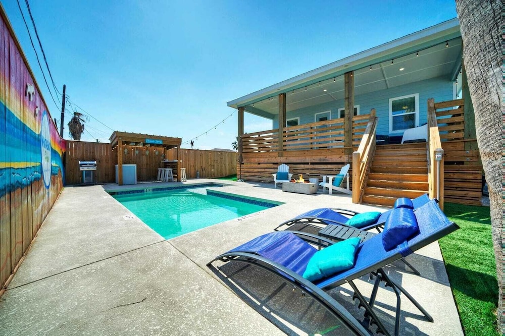 Sleeps 22! 2 Homes Priv Pool, Putting Green, Bar, Deck, Prime Port A Location