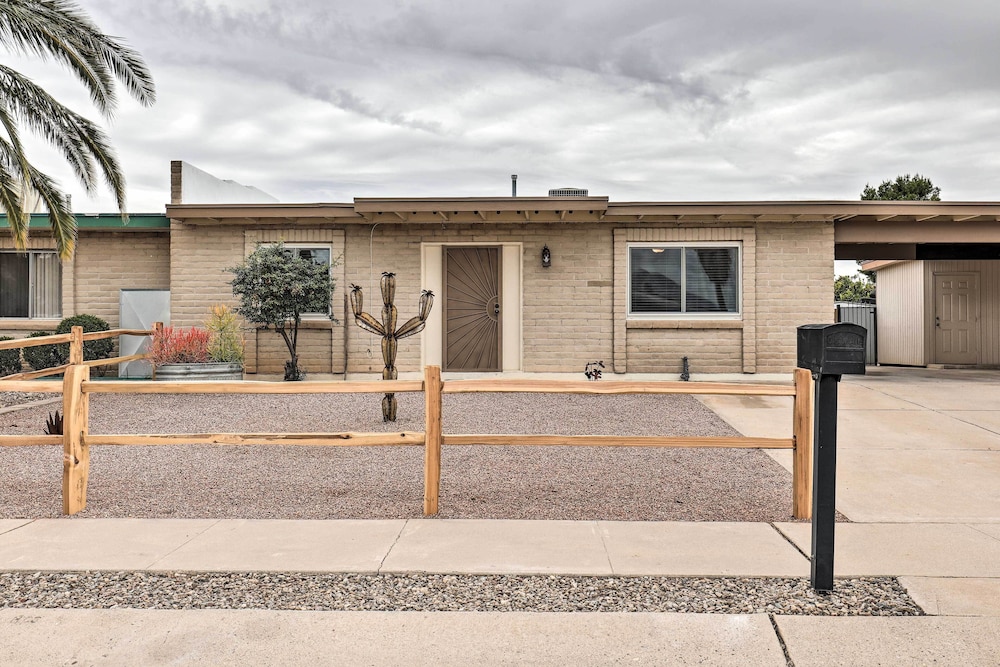 Sunny Tucson Abode w/ Fire Pit 9 Mi to U of A view 2