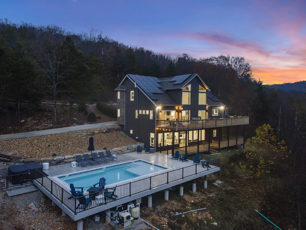 Van Kirk Cove 6 BDR Stunner!