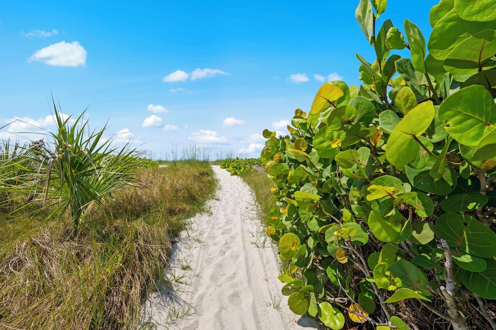 Beachfront Luxury Gulf Views Bikes Sanibel
