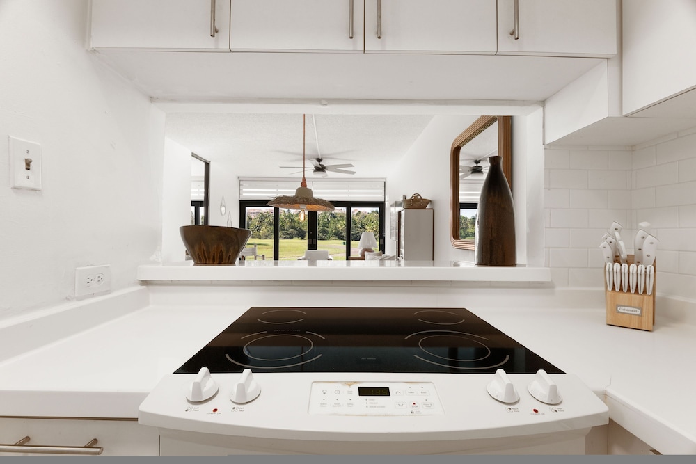 Coastal Living With Golf Course Vistas Otium