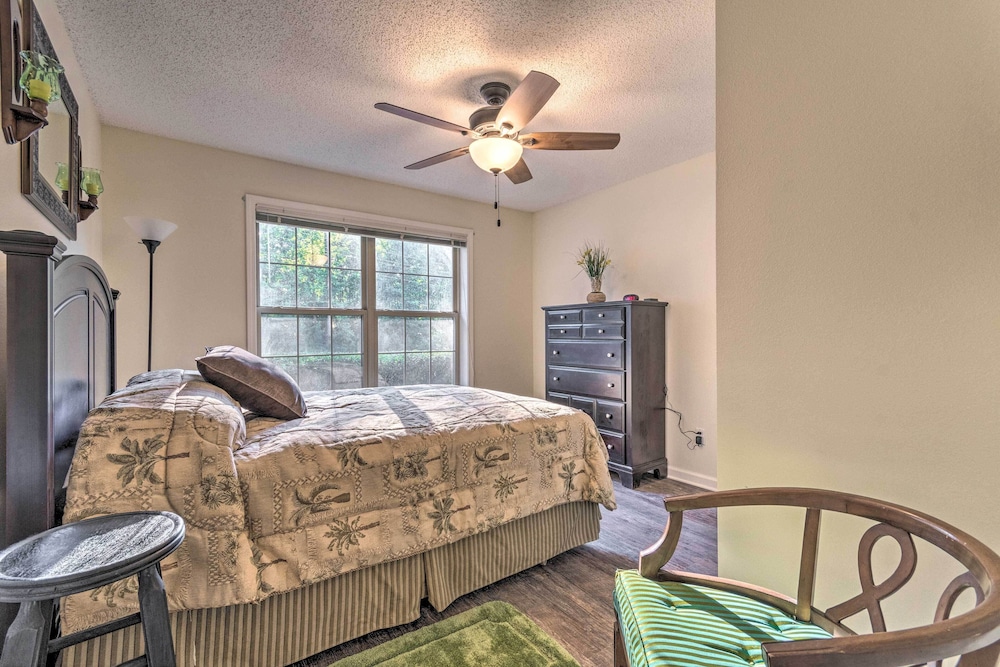 < 2 Mi to Lake Coronado: Apt w/ Grill! view 4