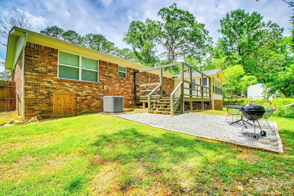 6 Mi to Dtwn: Hot Springs Abode w/ Yard!