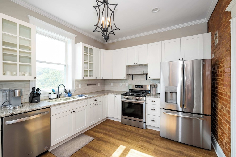 Ludlow Lodge w/ City Views