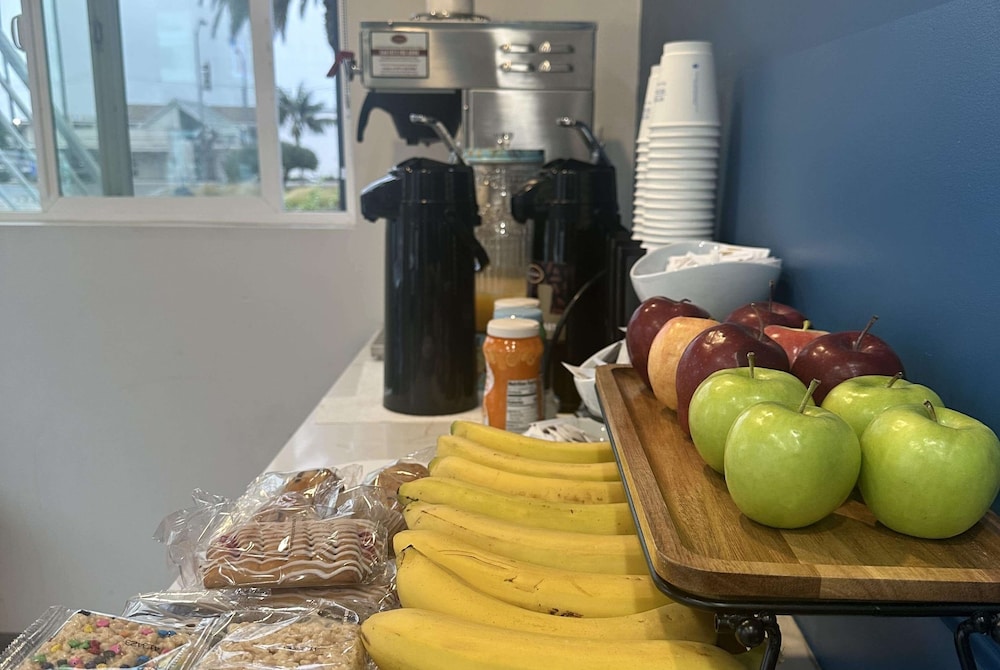 Super 8 by Wyndham Oceanside Downtown
