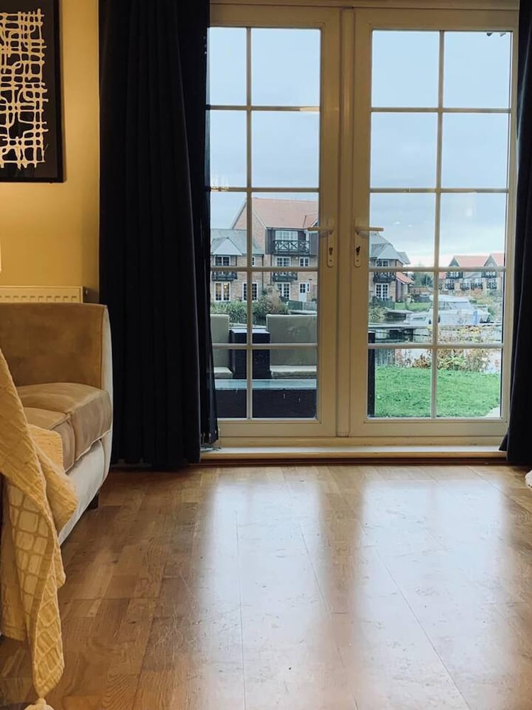 Waterside Townhouse With Balcony And Marina View view 2