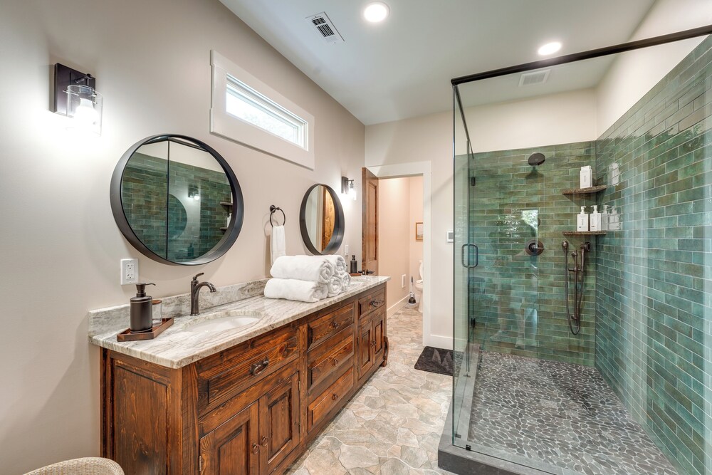 400 Acres on Lavender Mtn: Getaway w/ Hot Tub!