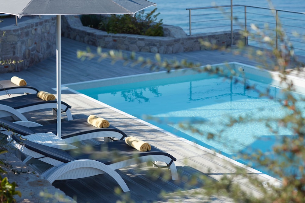 Eleia Seafront Rooms & Villas