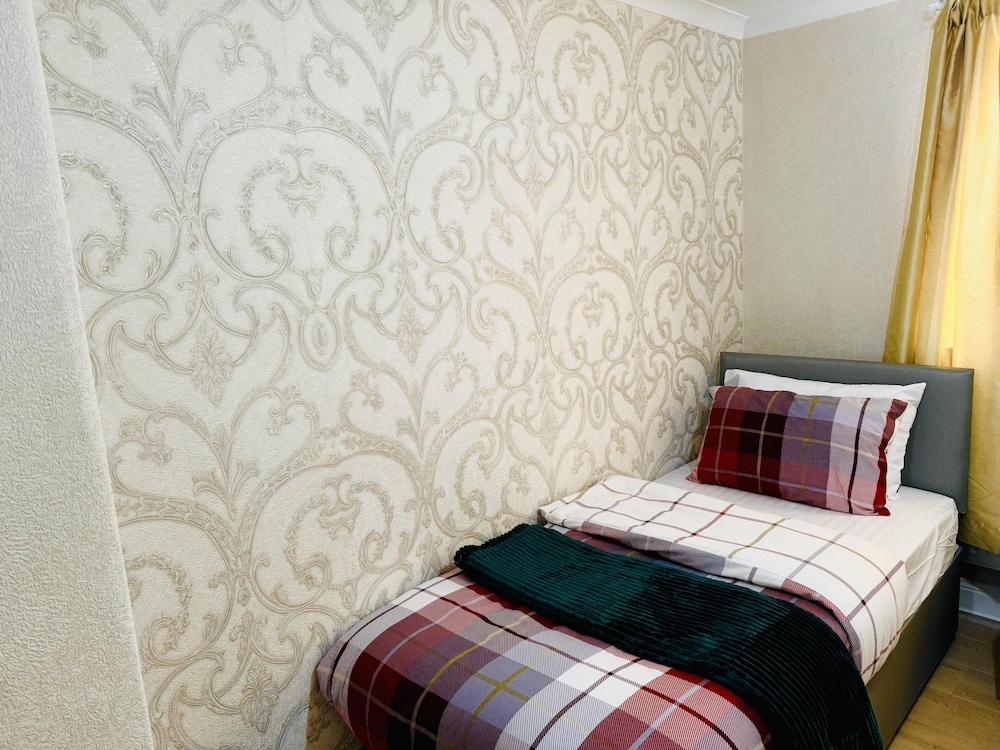 Entire 4-bed House in Sunderland view 3