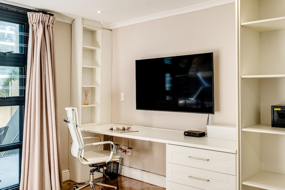 Camps Bay 4bed Villa w Pool Luxe on Central