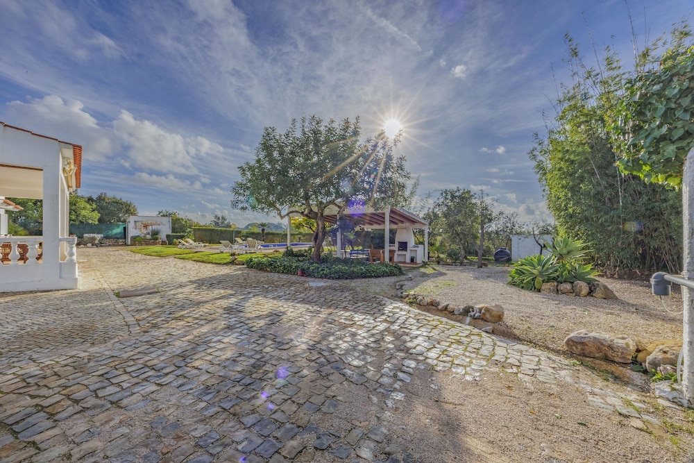 Muxima in Quelfes With 3 Bedrooms and 2 Bathrooms