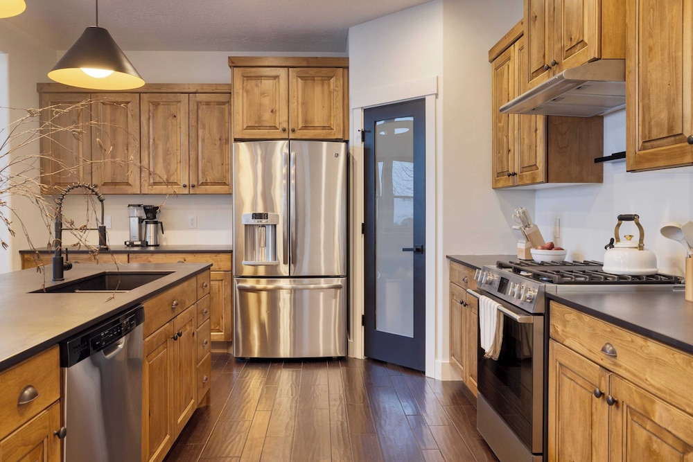 Abigail Drive Year-round Retreat w/ Hot Tub Near Trails + Historic Main St