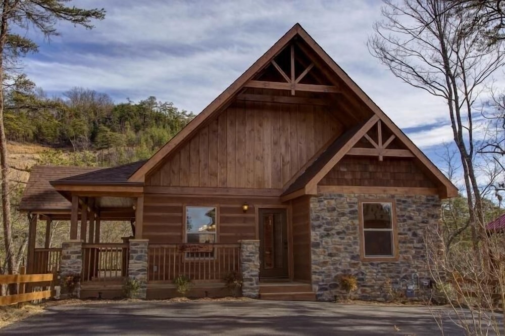 The Owl and the Trout - 2 Bedrooms, 2 Baths, Sleeps 8 Home by RedAwning