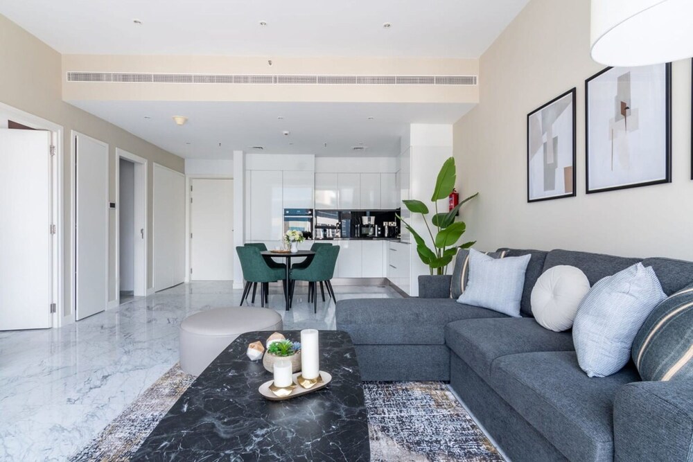 Silkhaus Stylish Modern Pad Gym Pool Access