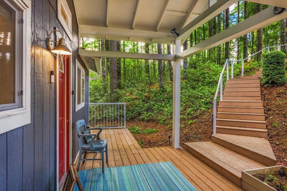 Phillips Lake Lodge in Shelton