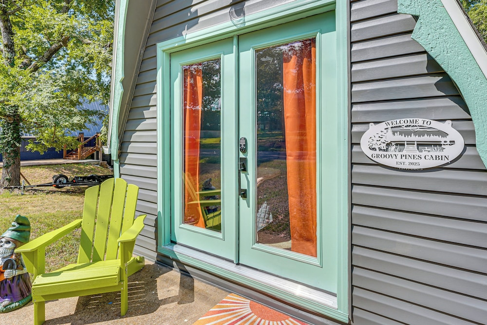 Cozy Cabin w/ Deck & Boat Launch Access in Lampe!