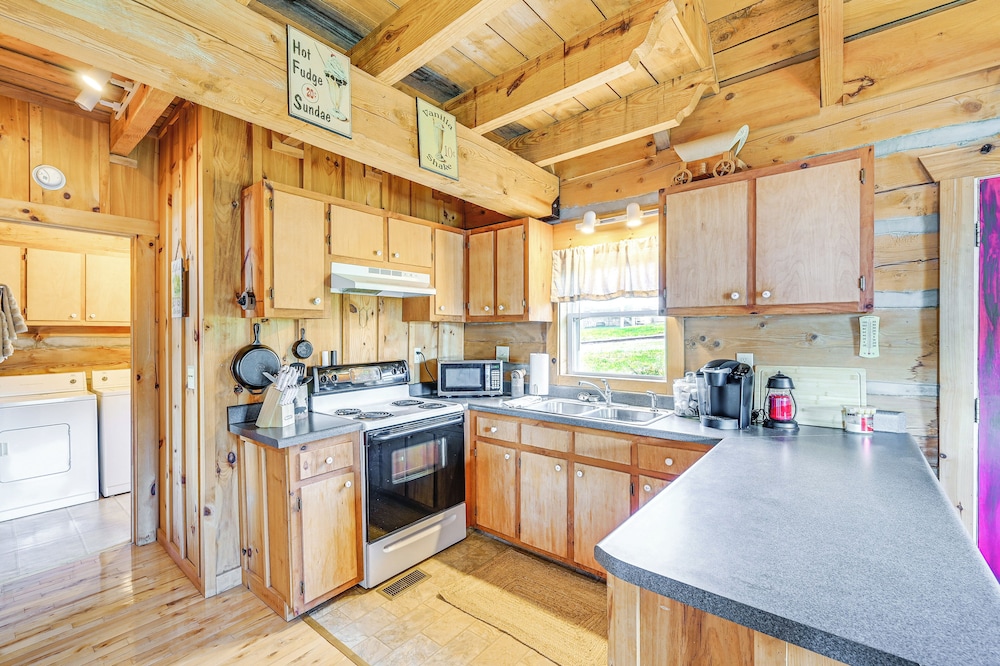 2 Mi to Mabry Mill: Mtn-view Cabin w/ Porch!