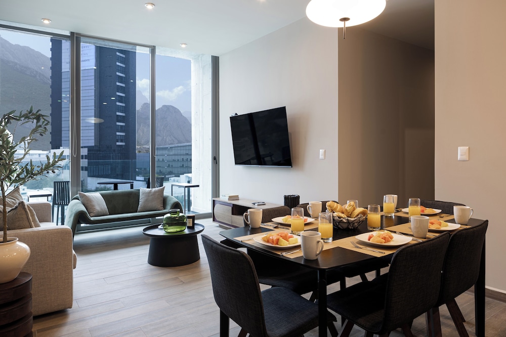 Modern Apts w Pool & Mountain View