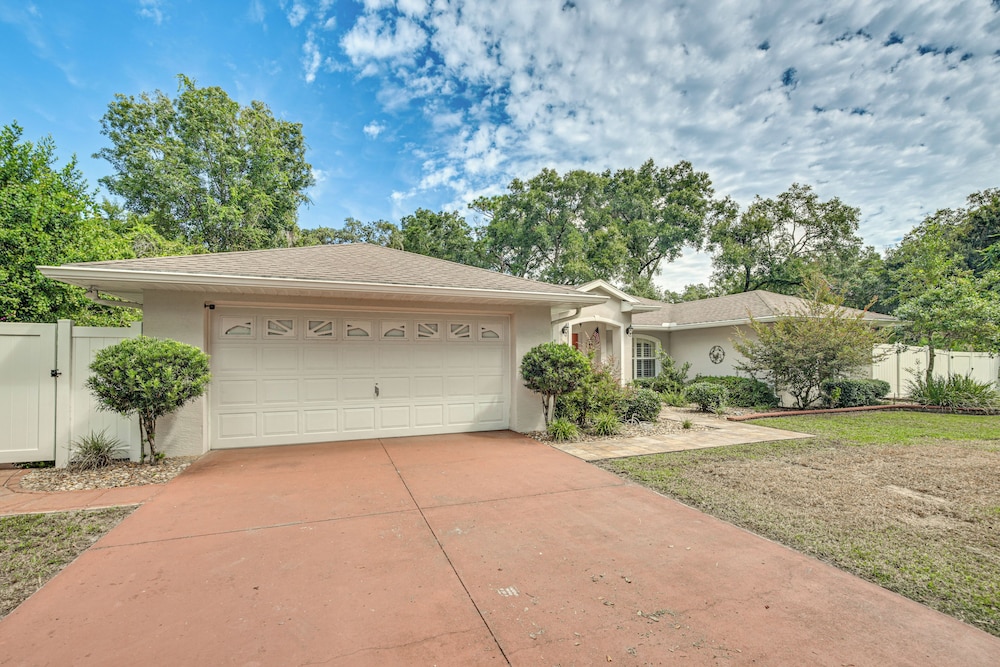 Dog-friendly Home, Lake Henderson Across Street!