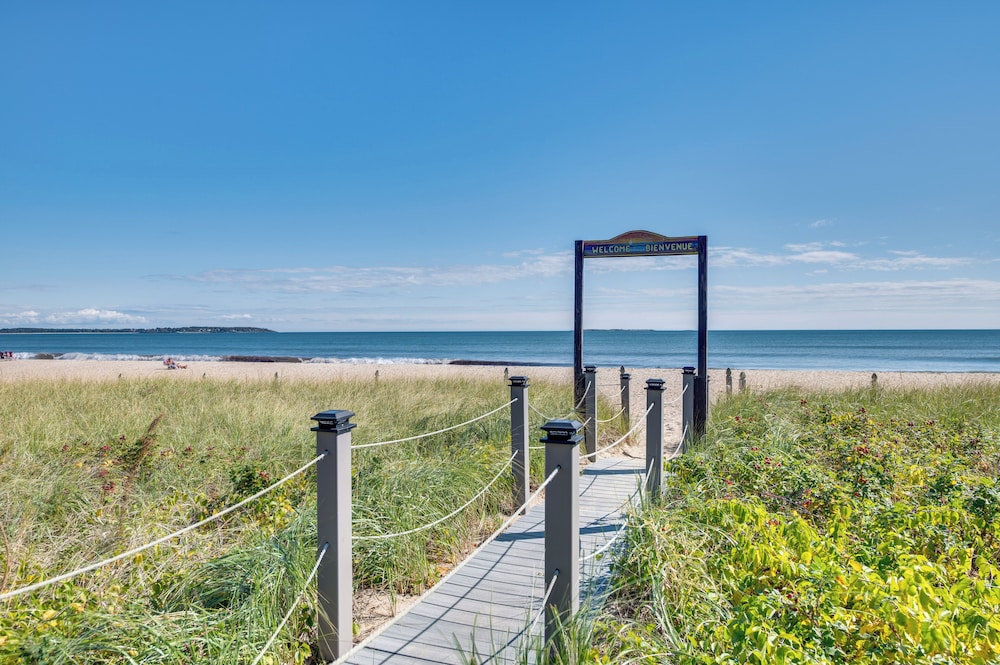 'beachfront 12' Condo on Old Orchard Beach
