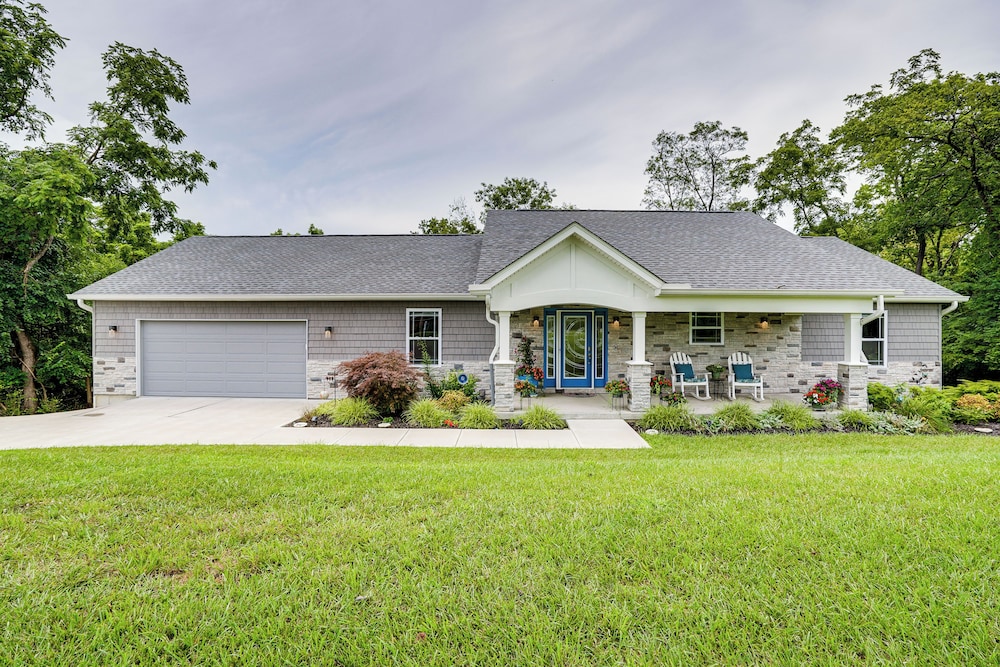 4 Mi to Dtwn: Ohio River Valley Home w/ Deck!