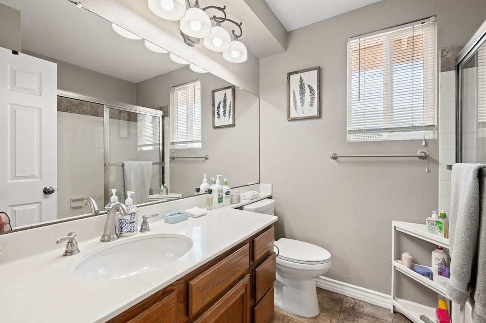 Near ONT Spacious 4BR Family Retreat Safe Area