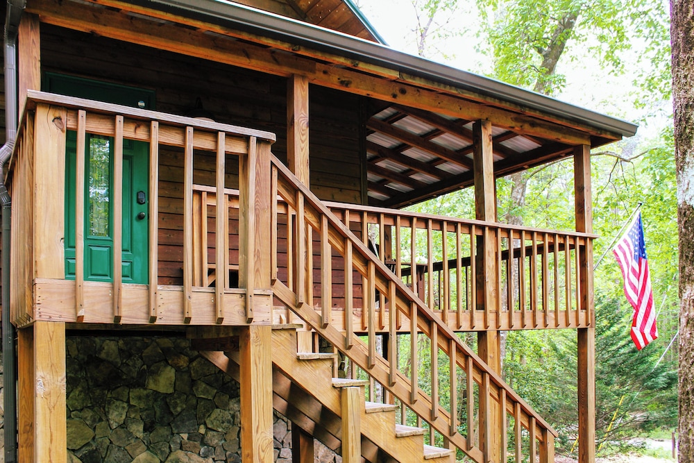 Sautee Nacoochee Mtn Paradise w/ Spacious Deck!