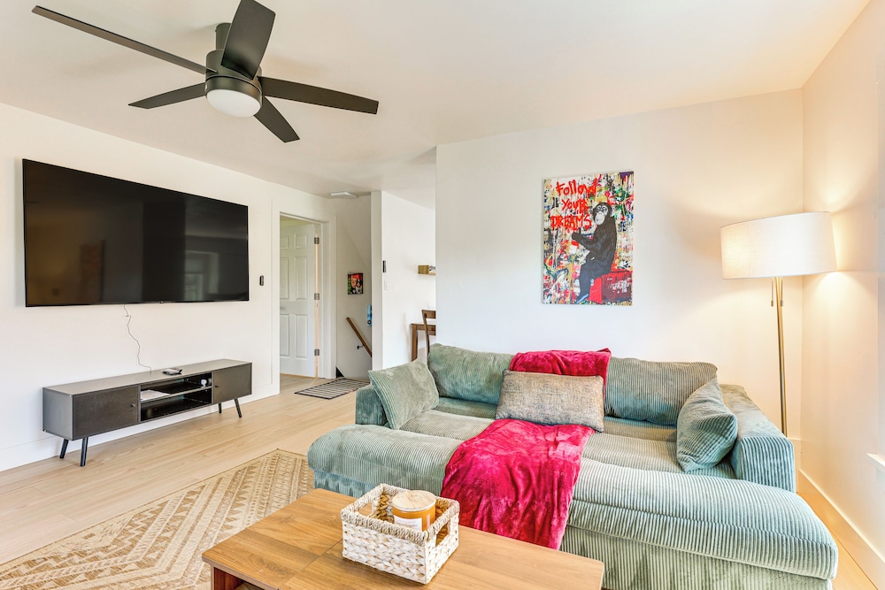 3 Mi to Dtwn: Quiet Youngstown Apt w/ Deck!