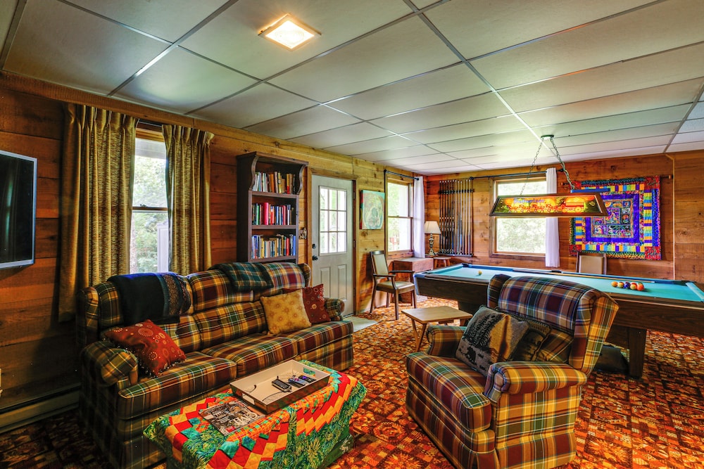 Deck, Fire Pit, Games: Family Escape Near Boone