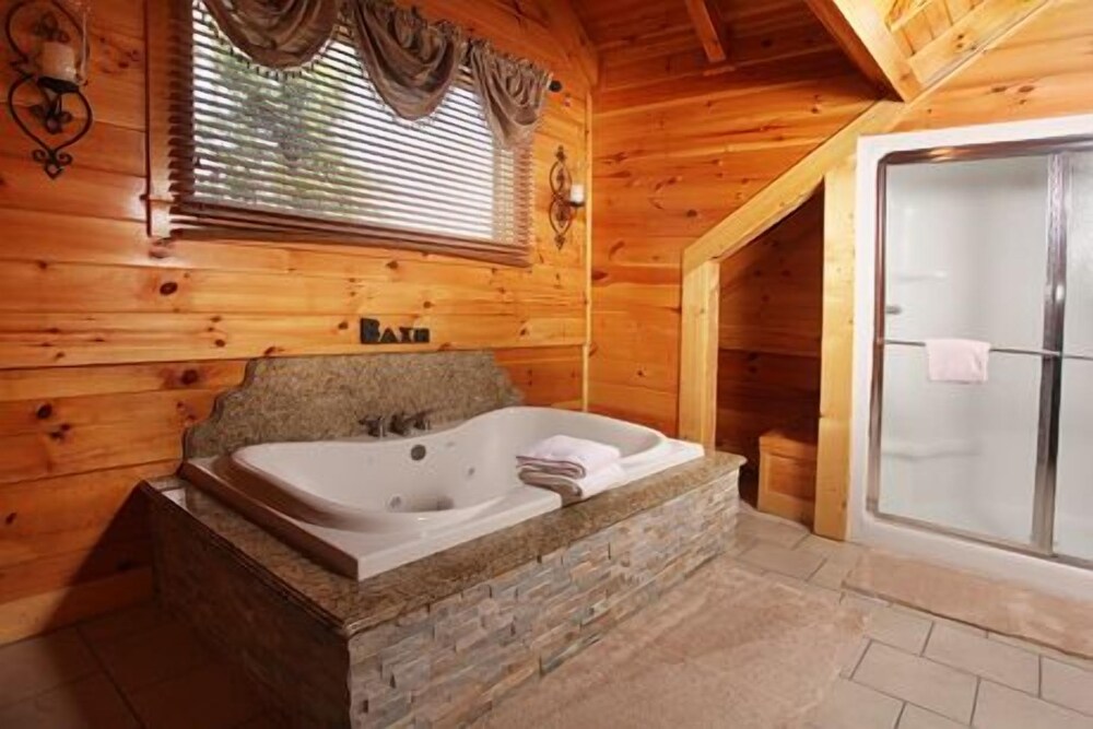 Serenity Mountain Pool 9 Br cabin by RedAwning