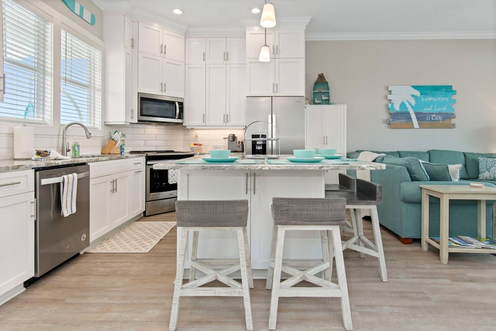 Luxury Beach Condo 5 Min Walk to Beach Shops