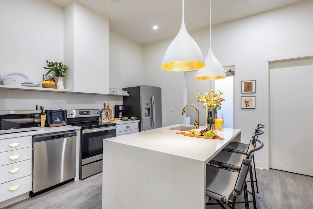 Sleeps 28 2 Units Near DT Nashville Outrider by Avantstay