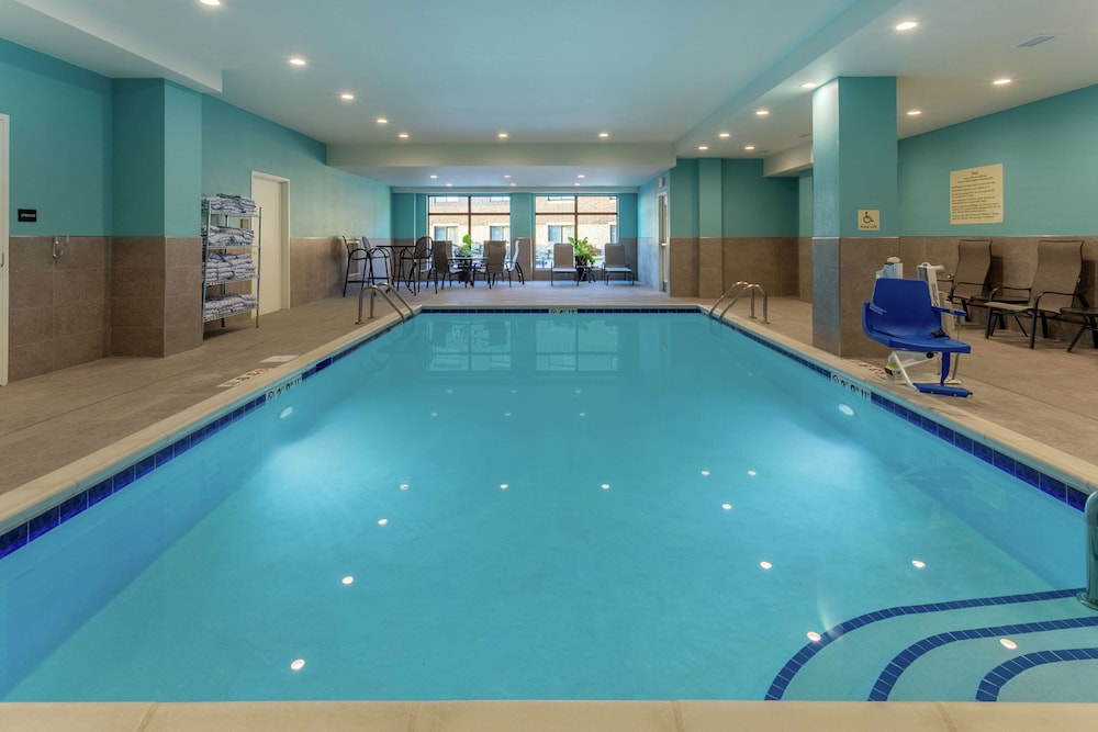 Burlington Vacations - Hampton Inn  Suites Burlington - Property Image 11