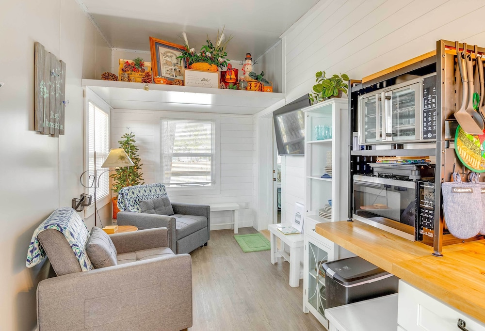 8 Mi to Cathedral Caverns: Tiny Home Hideaway