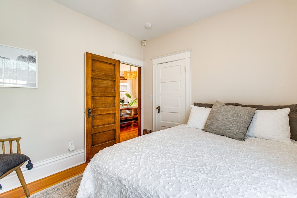 4 Mi to Downtown Denver: Washington Park Hideaway!