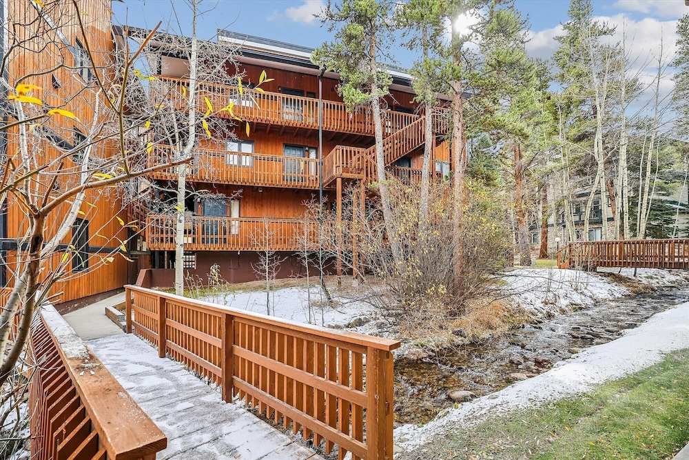 4 O'clock Lodge A16 1 Bedroom Condo by RedAwning