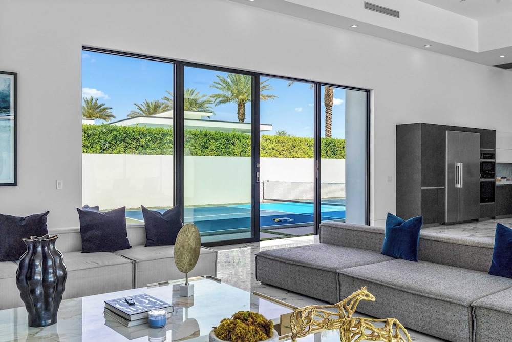 Sleeps 23 Pool, Hot Tub & Putting Green Minutes to Golf & Dining Bravo Villa #7 by Avantstay