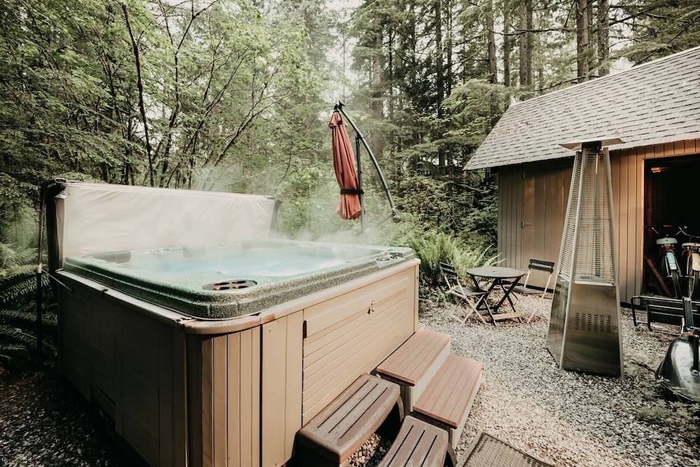 98sl - Hot Tub - Bbq - Pets Ok - Wifi - Sleeps 6 2 Bedroom Home by RedAwning