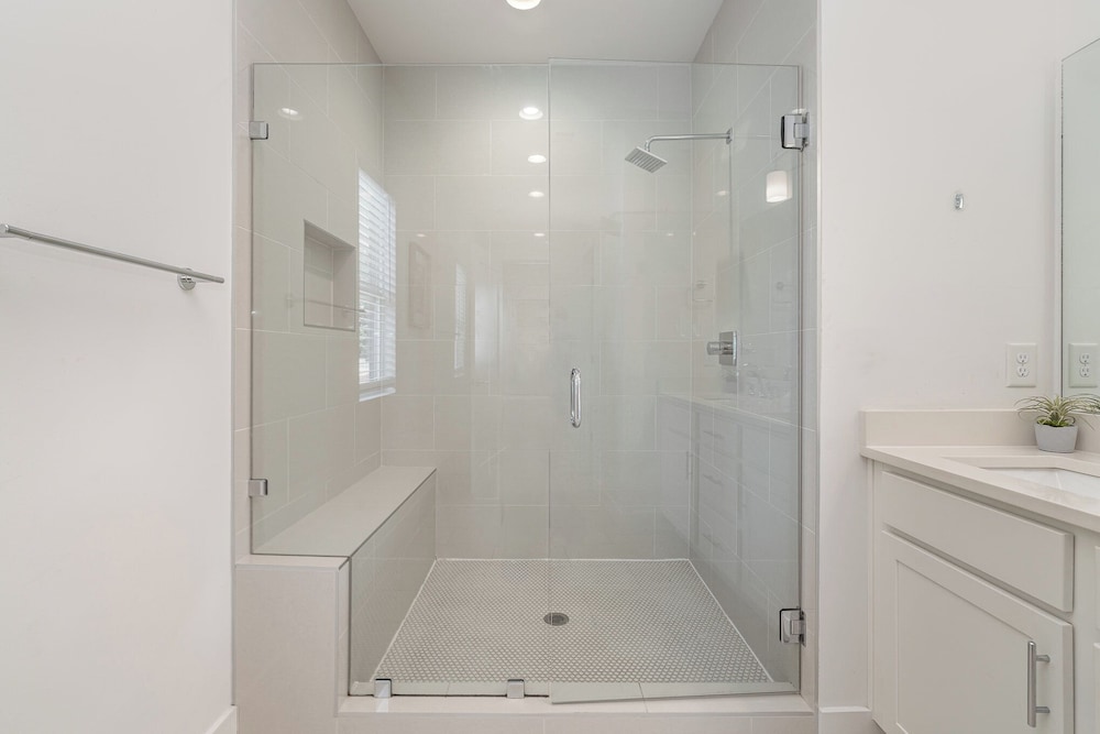Jade - Private Patio and Balcony - Near Germantown