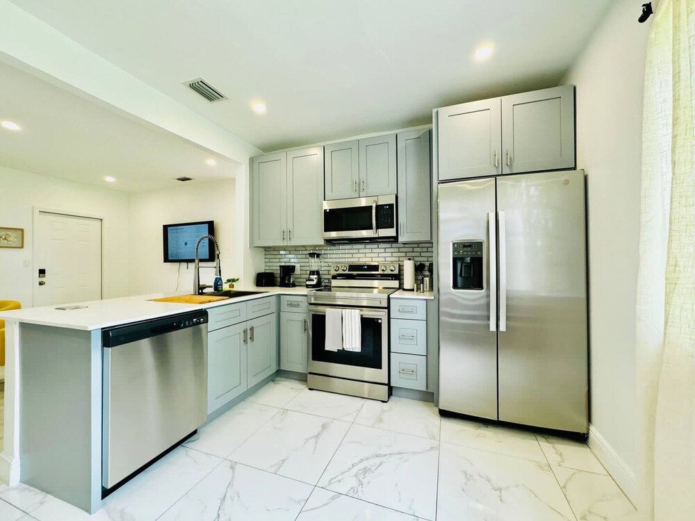 Modern 2-bedroom Retreat Near Beach Airport