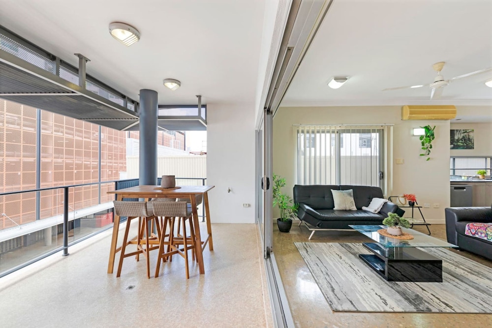 Zen City-venture Balcony Dining - Cozy - CBD