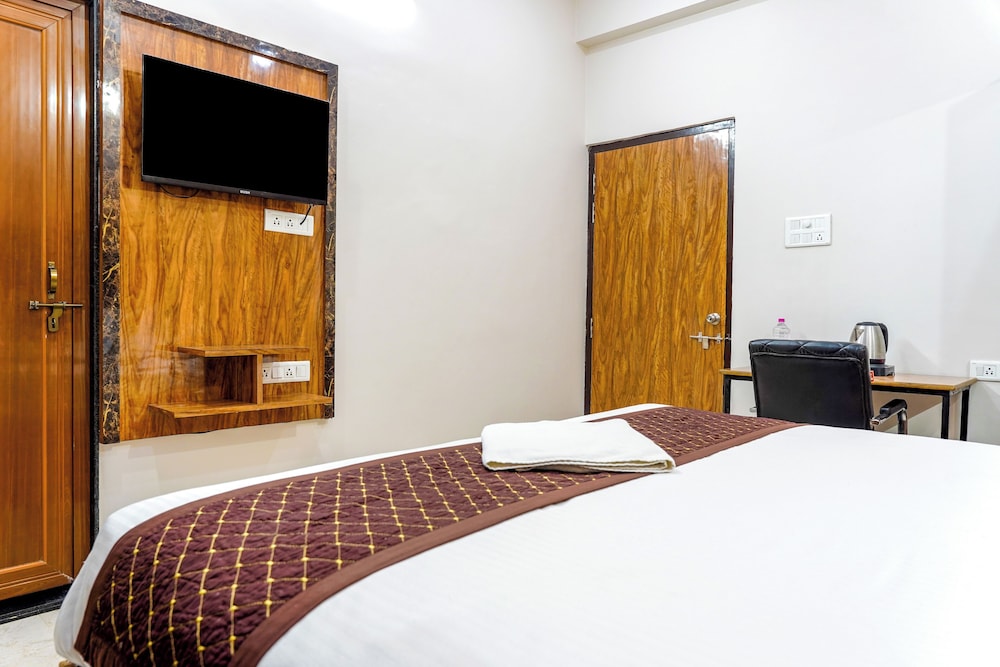 Navneeta Grand Hotel & Banquet Hall