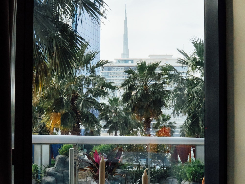 Grapeful Stay – Luxury Hostel Paramount Tower Business Bay