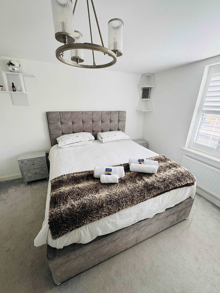Luxurious Majestic 4 Bedroom- Free Parking