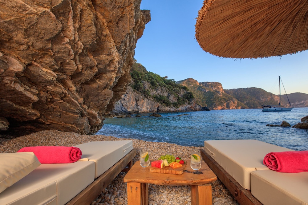 Private Island-Style Ultra Luxury Villa Estate