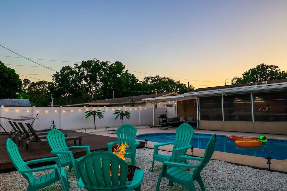 Four Bed Home With Pool Game Room Bar Near Beach